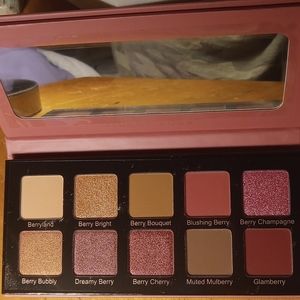 Berries and creams dreams eyeshadow pallette